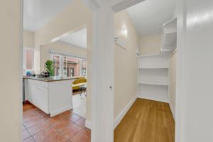 Adams Point Haven in the Heart of Oakland