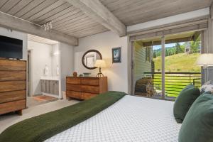 Enclave 211, Two Bedroom Condo in Snowmass Ski-In Ski-Out Condo with Shared Pool, Hot Tub, Gym, WiFi