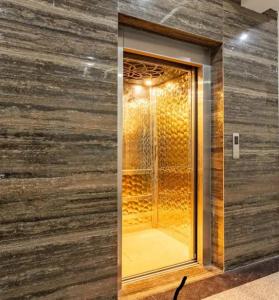 Budget friendly Modern 1BHK Flat Lift Parking Kitchen Nr Laxman Jhulla and Beach