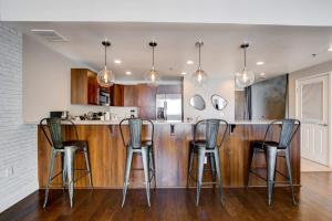 Spacious Mid Century 3BR with Views near Fremont St