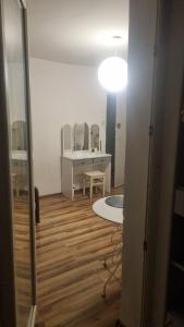 Przytulny pokój 17 z balkonem w mieszkaniu 2 pokojowym