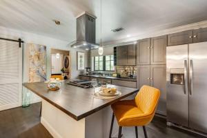 Upscale Dallas Vacation w Hot Tub & Balcony