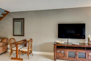 Walk to Beach and Dining West Palm Beach Condo!