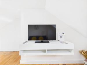 Stylish 4-Bedroom North London Home - Sleeps 9 - Near Piccadilly Line