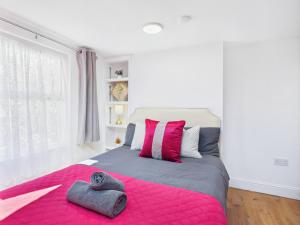 Stylish 4-Bedroom North London Home - Sleeps 9 - Near Piccadilly Line