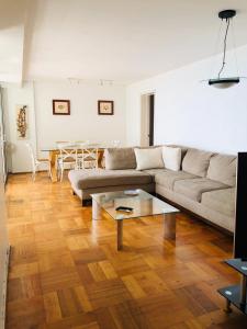 Spacious apartment overlooking the sea