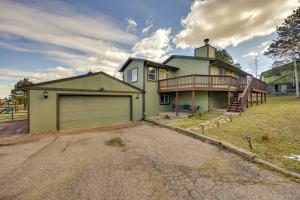 Comforting Woodland Park Home with Fire Pit!