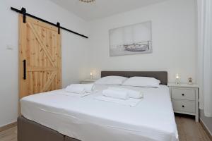 Apartments by the sea Kampor, Rab - 17396