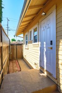 Near LA Cozy Home with Full Kitchen & Laundry