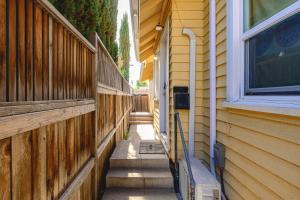 Near LA Cozy Home with Full Kitchen & Laundry