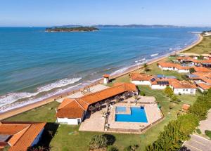 Vista para o mar, Praia e Piscina no Condomínio Búzios Resort Pé na Areia