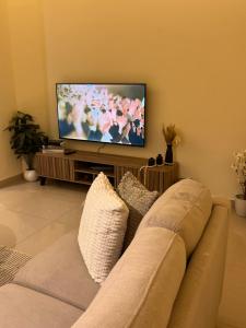 استديو واسع وانيق بجلسة خارجية قريب من البوليفارد