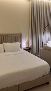 استديو واسع وانيق بجلسة خارجية قريب من البوليفارد