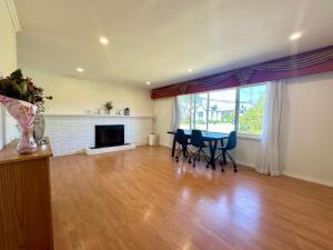 2 Bedrooms Garden Suite with Living Room, Kitchen and Laundry near YVR Airport, Transit and Shopping Mall