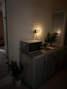 استديو واسع وانيق بجلسة خارجية قريب من البوليفارد