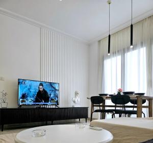 Artistic, Cozy and bright