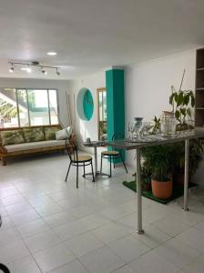 Habitación oliva con baño compartido cerca al aeropuerto