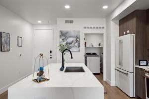 Near Mayo Clinic , Pool, Workspace & Shopping Convenience - S331