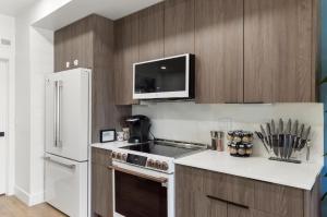 Near Mayo Clinic , Pool, Workspace & Shopping Convenience - S331