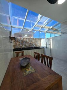 Apartamento a 250 metros da Praia do Sapê e Maranduba - Piscina e Ar condicionado