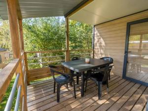 Mobil-home 2 chambres avec terrasse et salon de jardin - API-1-52-448