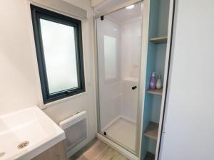 Mobil-home 2 chambres avec terrasse et salon de jardin - API-1-52-448