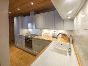 Appartements Chalet familial au coeur du village, proche skis et commerces, avec WiFi - FR-1-452-396 : photos des chambres