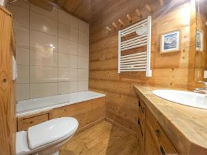 Appartements Chalet familial au coeur du village, proche skis et commerces, avec WiFi - FR-1-452-396 : photos des chambres