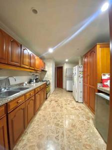 Spacious private Room & bathrom near bay