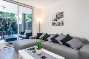 Albion Breeze Pool Access, Patio & City Convenience