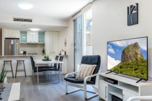 Albion Breeze Pool Access, Patio & City Convenience