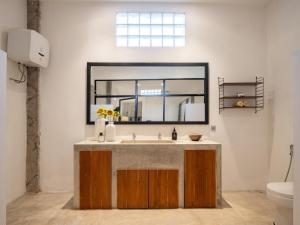 Spacious Mid-Century Loft with Tropical Flair & Private Pool