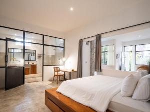 Spacious Mid-Century Loft with Tropical Flair & Private Pool