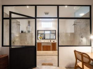 Spacious Mid-Century Loft with Tropical Flair & Private Pool