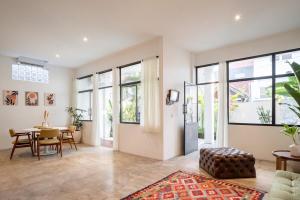 Spacious Mid-Century Loft with Tropical Flair & Private Pool