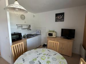 Appartements Appartement Sud avec Terrasse et Garage a Super Besse - FR-1-814-96 : photos des chambres