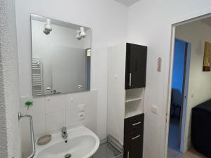 Appartements Appartement Sud avec Terrasse et Garage a Super Besse - FR-1-814-96 : photos des chambres