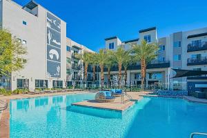 Poolside Phoenix Stay , Close to Mayo Clinic- S325