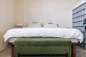 Bright 1BR Flat Fully Furnished Central