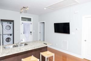Fire Pit - 4 Min from UNC - 7 Min from Carrboro - Fast Wi-Fi