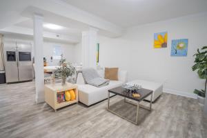 6 Min to North Hills - Private deck - In Unit Washer and Dryer