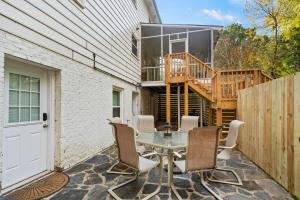 6 Min to North Hills - Private deck - In Unit Washer and Dryer