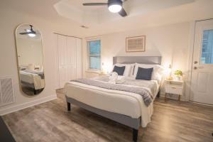 6 Min to North Hills - Private deck - In Unit Washer and Dryer