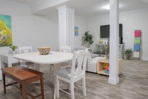 6 Min to North Hills - Private deck - In Unit Washer and Dryer