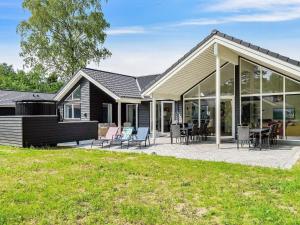 14 person holiday home in Væggerløse