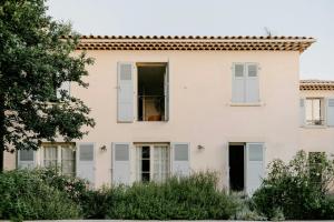 Designer House With Pool View In Saint Montan