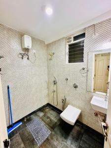 Palm View 1BHK with Pool & Café - Sazo Stays