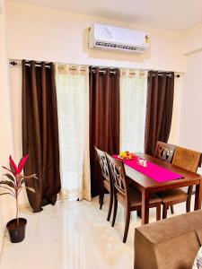 Palm View 1BHK with Pool & Café - Sazo Stays
