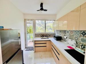 Palm View 1BHK with Pool & Café - Sazo Stays