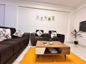 Palm View 1BHK with Pool & Café - Sazo Stays